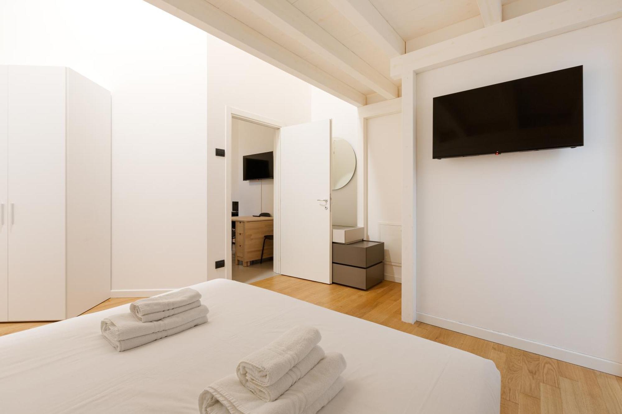 Cozy Corner With Balcony And Private Garage! Lägenhet Milano Exteriör bild